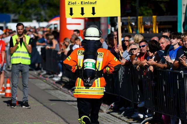 In voller Montur stellten die Feuerwehrleute ihre Kondition unter Beweis.  | Foto: Bettina Schaller