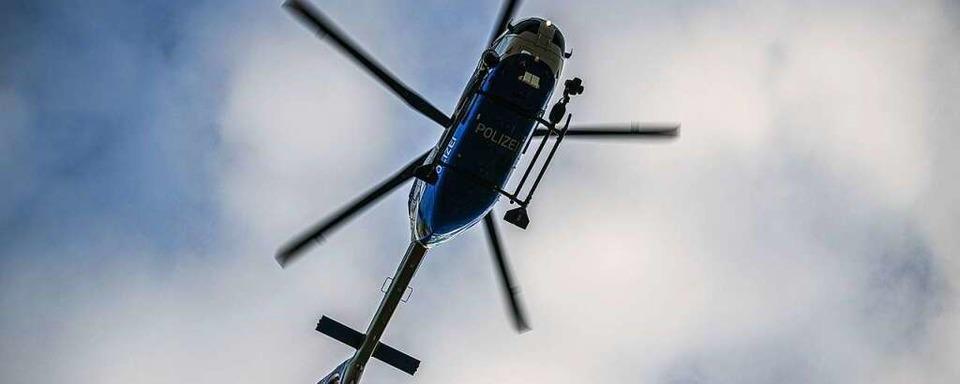 Autofahrer entkommt Polizei, fhrt gegen Baum und bleibt auch fr Hubschrauber unauffindbar