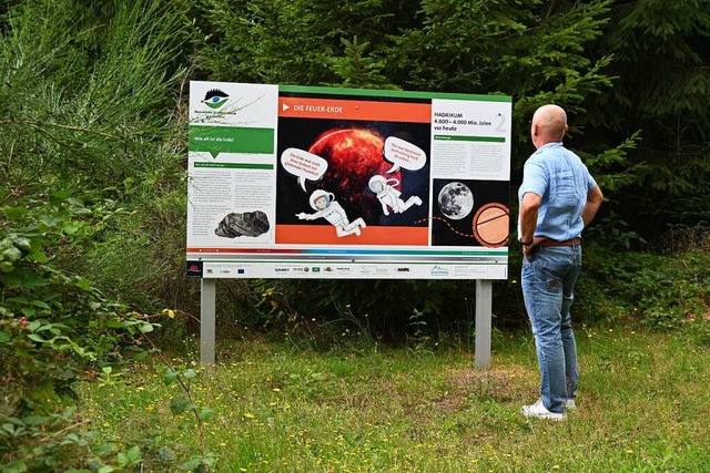 Am Start des Erdgeschichtenwegs steht ein groes Schild mit Erklrungen.  | Foto: Ulrike Ott