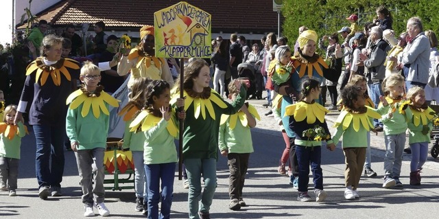 Der Waldorfkindergarten Klappermhle w...m Erntedankumzug in Grwihl mit dabei.  | Foto: Sigrid Schneider