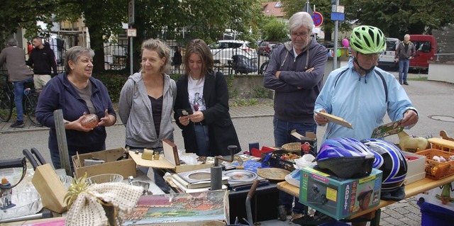 In fast allen Straen in  Nollingen verteilten sich 110 Flohmarktstnde.   | Foto: Petra Wunderle