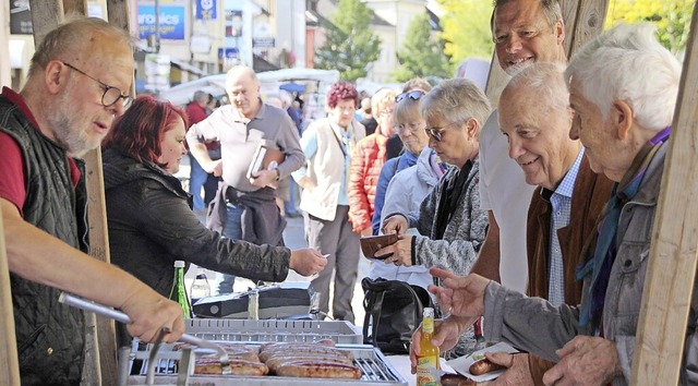 Viel zu tun hatten die Essenanbieter b...Metzgerei Gut mit Herbert Gut (links).  | Foto:  