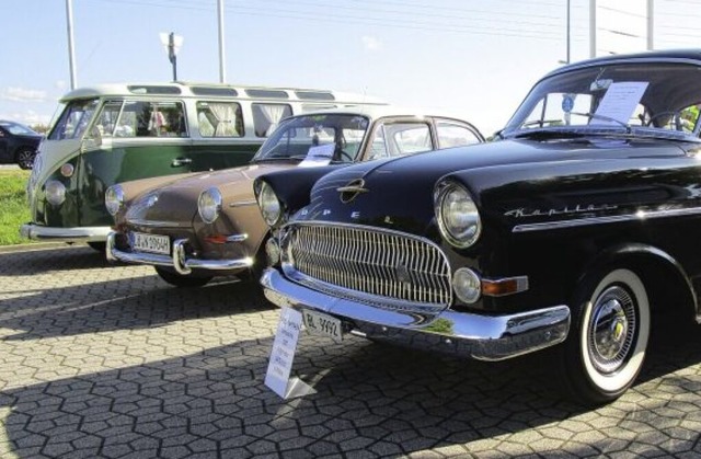 Rund 150 Oldtimer sind am Sonntag vorgefahren.  | Foto: Sebastian Kurtenacker