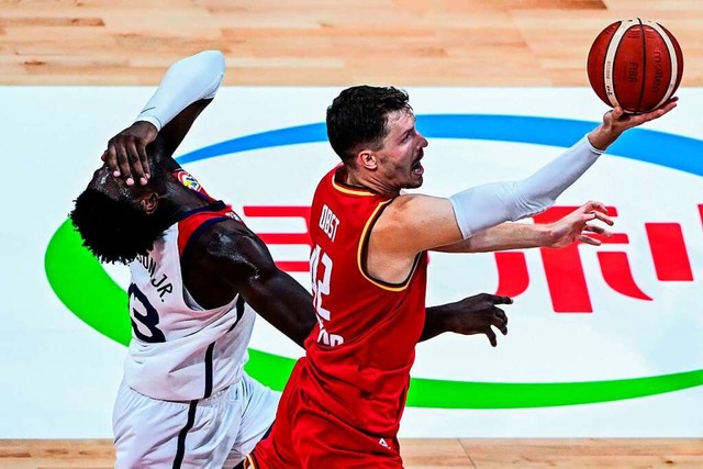 Andreas Obst (rechts, hier im WM-Spiel... in der Basketball-Bundesliga spielen.  | Foto: SHERWIN VARDELEON (AFP)