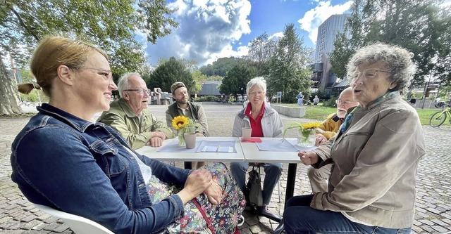 Im &#8222;Caf Zukunft&#8220; vor dem Lrracher Rathaus   | Foto: Barbara Ruda