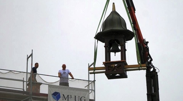 Das restaurierte Trmle wird mittels Kran hochgehoben.  | Foto: Roland Vitt