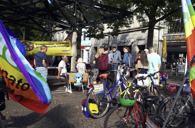 Ziel der Friedensradtour waren die Pagoden in der Offenburger Hauptstrae  | Foto: Barbara Puppe