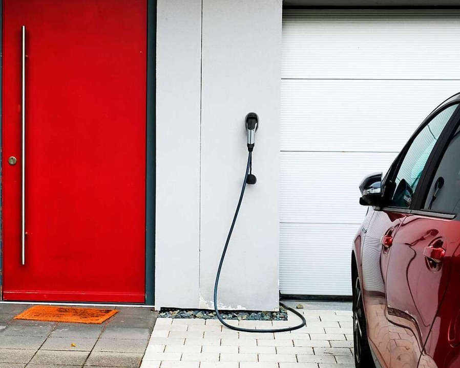 Das E-Auto mit Solarstrom vom eigenen ...11; dafür gibt es eine neue Förderung.  | Foto: Bernd Diekjobst (dpa)