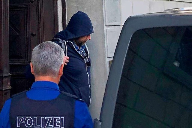 Der Angeklagte Juri Garawski verlsst das Gerichtsgebude in St. Gallen.  | Foto: Christiane Oelrich (dpa)