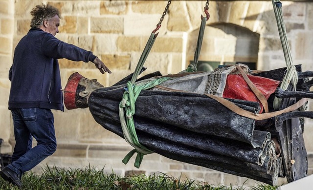 2011 war sie vor dem Essener Dom aufge...Skulptur Kardinal Hengsbachs entfernt.  | Foto: Christoph Reichwein (dpa)