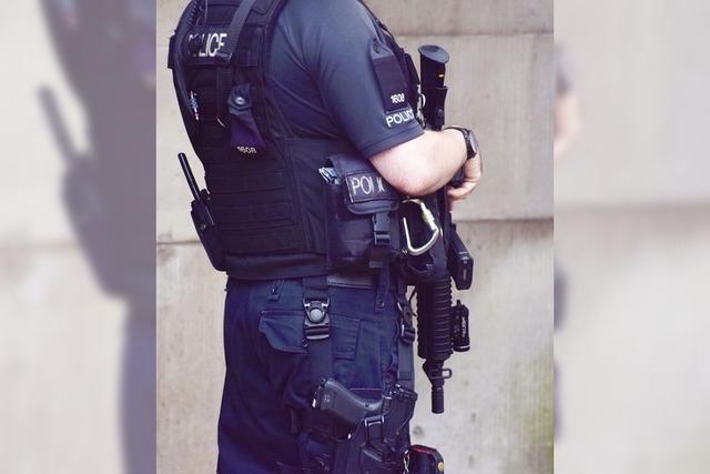 Britische bewaffnete Polizisten im Streik