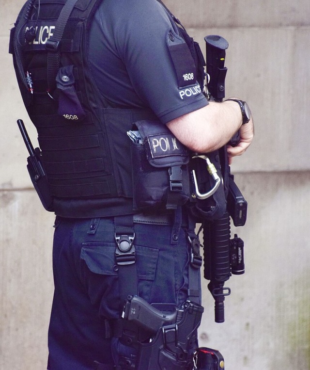 Ein bewaffneter Polizeibeamter in London  | Foto: Vuk Valcic