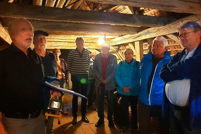 Die Besucher bestaunen den fast im Originalzustand erhaltenen Dachstuhl.  | Foto: Sonja Niederer