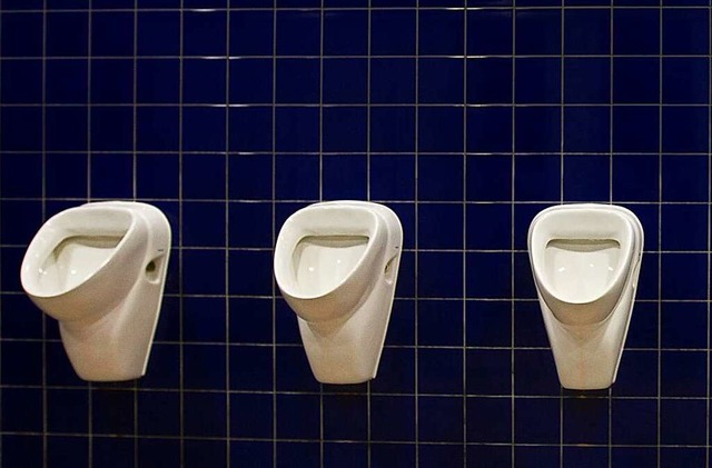 Ein Ort, der fr einige Mnner groes ...iche Toilette, ohne jede Privatsphre.  | Foto: Jens Wolf (dpa)