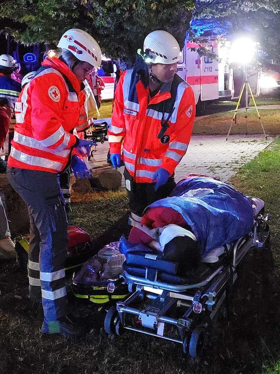 Der Rettungsdienst versorgt Verletzte. Der Rettungsdienst versorgt Verletzte.
