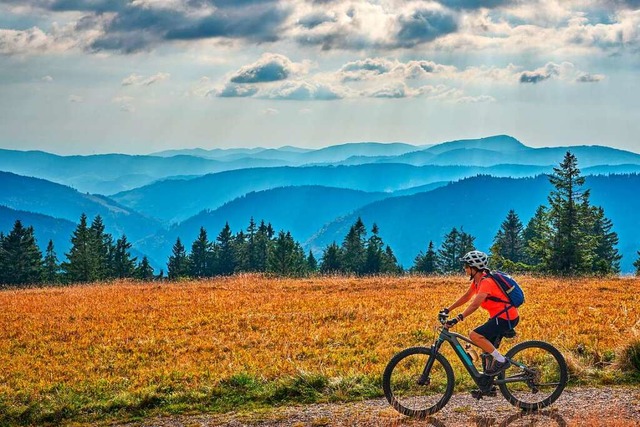 Mit einem E-Mountain-Cross-Bike sind d...ann den Ausblick entspannter genieen.  | Foto: Uwe  (stock.adobe.com)