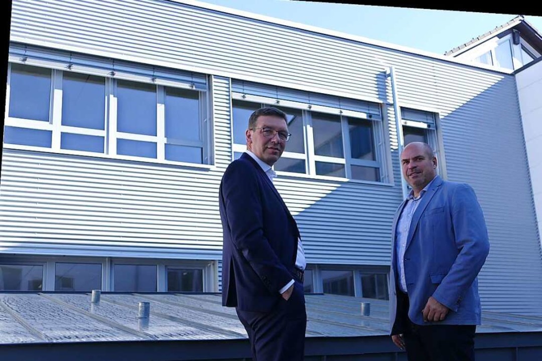 Uwe Lorenz (links), Geschäftsführer de...erungsbau des Bonndorfer Unternehmens.  | Foto: Stefan Limberger-Andris
