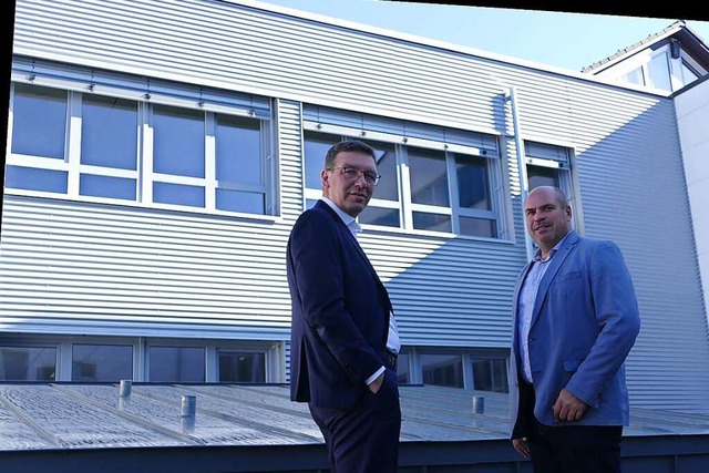 Uwe Lorenz (links), Geschftsfhrer de...erungsbau des Bonndorfer Unternehmens.  | Foto: Stefan Limberger-Andris