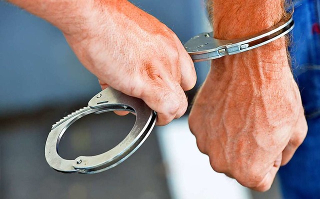 Die Polizei hat einen 27-jhrigen mutmalichen Ruber festgenommen. Symbolbild.  | Foto: Michael Bamberger