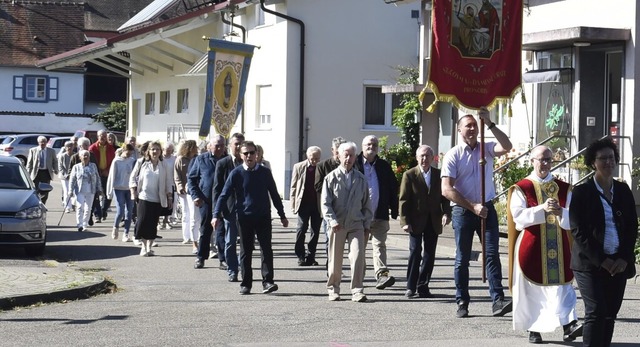 Die Gemeinde beim Prozessionszug durch Jechtingen  | Foto: Roland Vitt