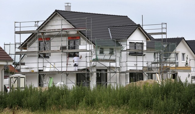 Bauen ist teurer geworden. In Herrisch...zt auch die Preise fr Baugrundstcke.  | Foto: Bernd Wstneck