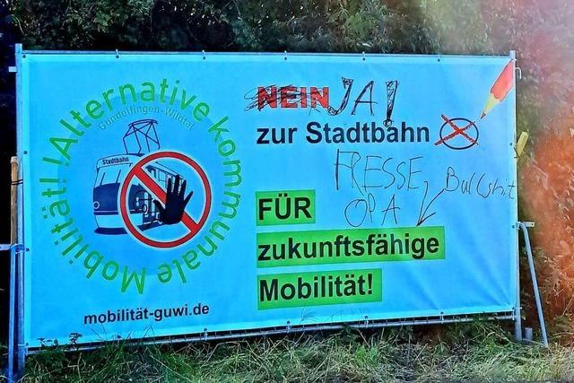Plakate zum Bürgerentscheid zur Straßenbahnverlängerung nach Gundelfingen zerstört