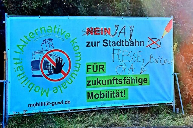 Gegner und Befrworter der Straenbahn...e, gestohlene und beschdigte Plakate.  | Foto: Madlin Huber