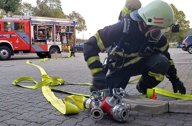 Die ersten Feuerwehrleute treffen bei ...Probeeinsatz an der Helios-Klinik ein.  | Foto: Stefan Mertlik