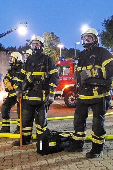 Die Feuerwehrmänner stehen bereit.  | Foto: Stefan Mertlik