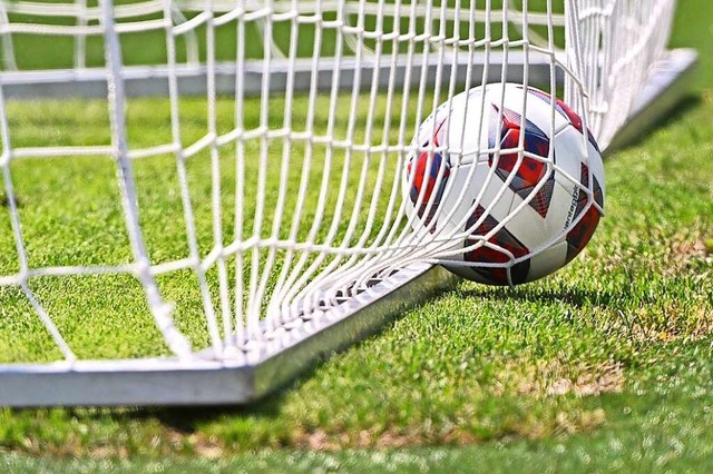 Fnfmal lieen die Schopfheimer den Ball im Maulburger Netz zappeln.  | Foto: IMAGO/Sportfoto Zink / Melanie Zink