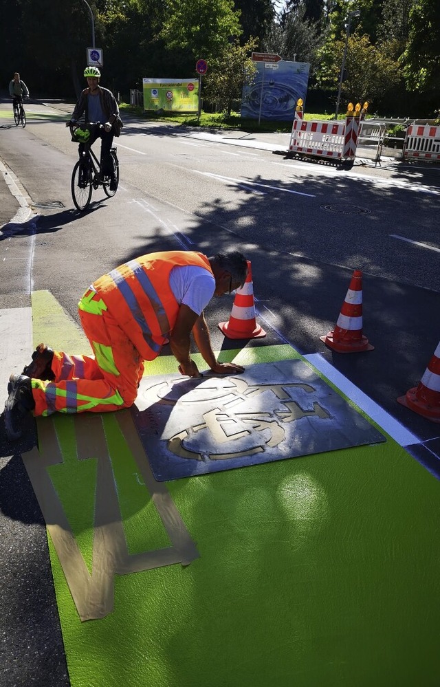 Letzte Handgriffe fr die Markierung d...t am Freitag alles seine Ordnung hat.   | Foto: Ralf Burgmaier