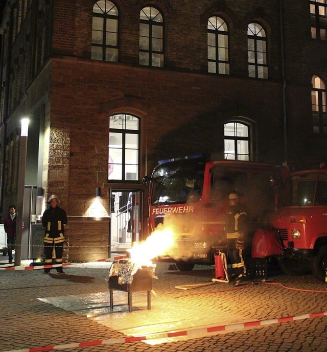 Die Feuerwehr   zeigt, welche Gefahr von Fettbrnden ausgehen kann.  | Foto: Stadtmuseum Lahr