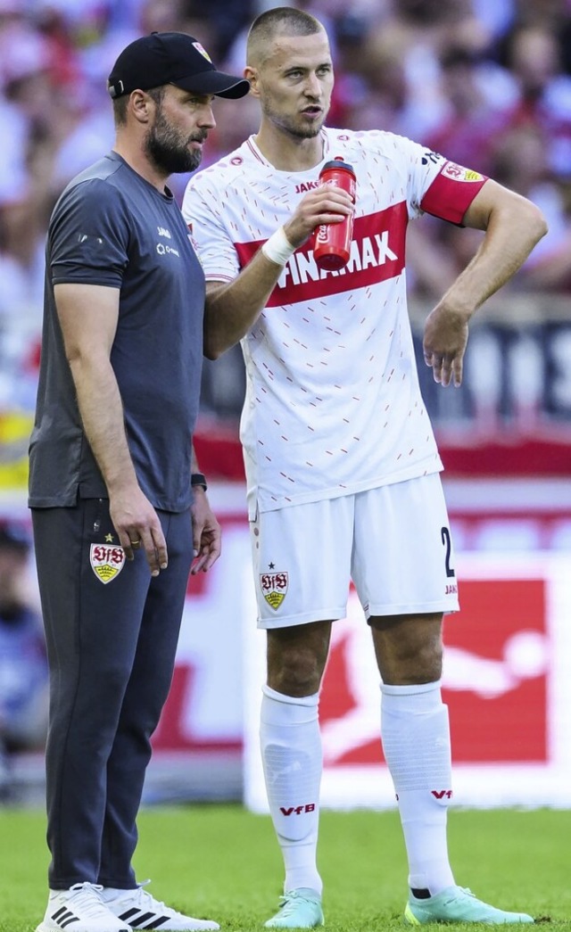 VfB-Coach Sebastian Hoene (links) und sein Kapitn Waldemar Anton  | Foto: Tom Weller (dpa)