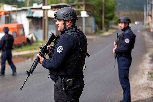 Kosovarische Polizisten sichern die St...rend eines laufenden Polizeieinsatzes.  | Foto: Visar Kryeziu (dpa)