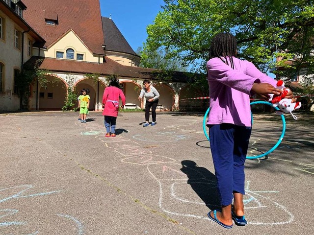 Flchtlingskinder lernen im Hof des He...en &#8211; mit Spiel, Sport und Spa.   | Foto: Simone Hhl