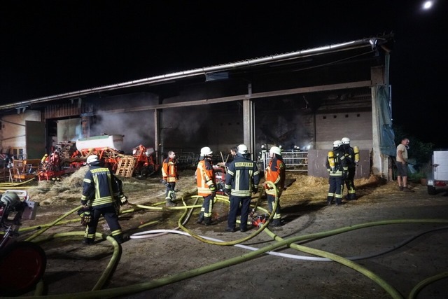 Schlimmeres verhindern konnten die Feu... dem Stallgebude herausgeholt werden.  | Foto: Feuerwehr Endingen