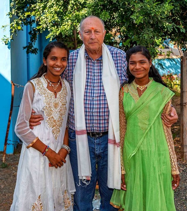Rudolf Sauerbier mit seinen indischen Patenkindern Roshani und Rithu  | Foto: Rudolf Sauerbier 