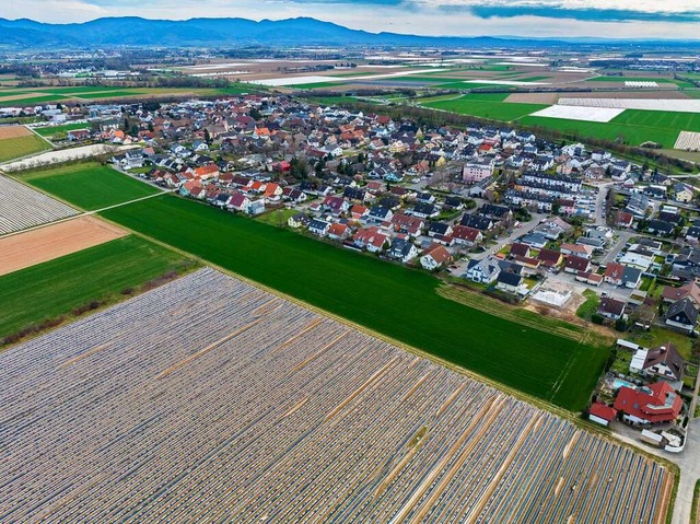 Noch immer steht im geplanten Baugebie...n der Ortsgrenze von Hausen kein Haus.  | Foto: Matthias Weniger