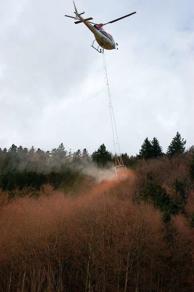 Kalk wird im Oktober mit dem Hubschrau...ren Kommunen ausgebracht (Symbolfoto).  | Foto: Christian Ringwald