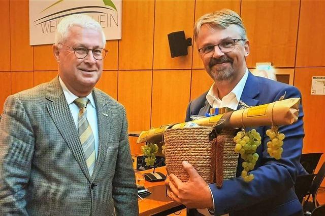 Fr Martin Gruner gibt es zum Abschied vom Weiler OB Dietz einen Regenschirm