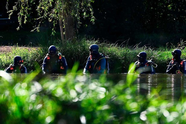 Mehrere Taucher suchten den Teich ab.  | Foto: PATRICK HERTZOG (AFP)