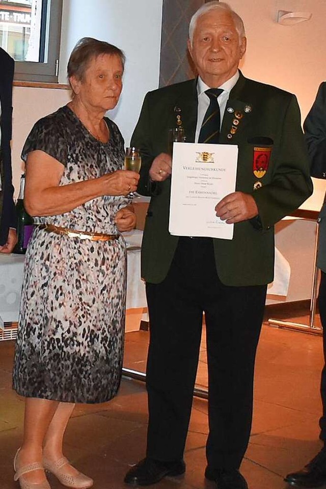 Landesehrennadel-Trger Otmar Rieder mit Ehefrau Gerda bei der Verleihungsfeier.  | Foto: Roland Vitt