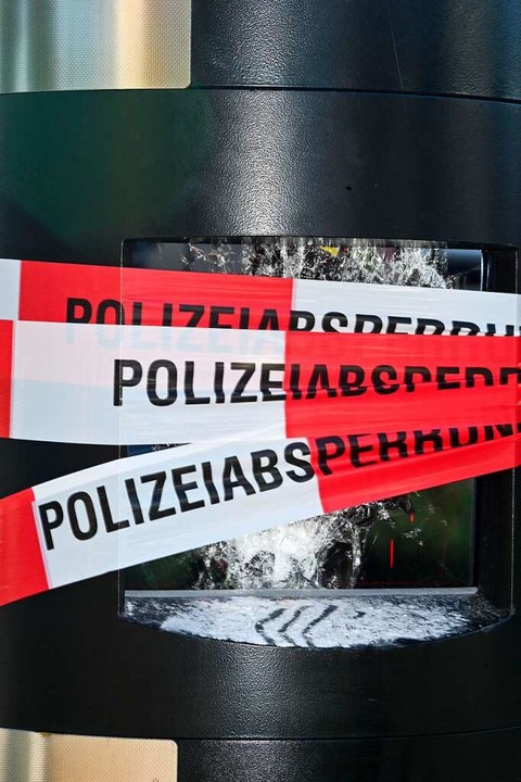Absperrband der Polizei verdeckt die z...zers an der Bundesstraße in Norsingen.  | Foto: Bernhard Seitz