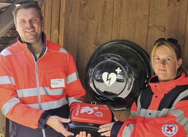 First Responder Philipp Kiefer und Sarah Stoll zeigen das neue Gert.  | Foto: Andreas Bhm