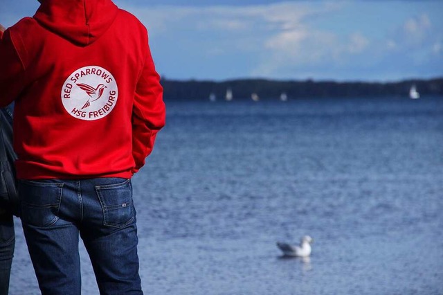 Roter HSG-Pulli am Strand von Harrisle...und schwimmt eine Mwe auf dem Wasser.  | Foto: Eyp Ertan