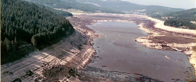 Der leere Schluchsee aus der Luft  | Foto:  Schluchseewerk AG