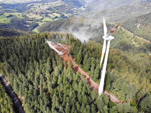 Eins von zwei Windrdern auf dem Schau...ch das Mobilfunknetz erneut ausfallen.  | Foto: Patrick Kerber