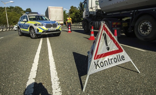 Eine Kontrolle der bayrischen Grenzpolizei in Freilassing   | Foto: IMAGO/Sachelle Babbar