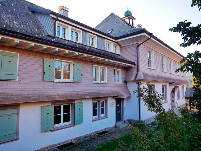 Die alte Grundschule Schluchsee und ihr Anbau mit Wohnungen (links)  | Foto: Eva Korinth