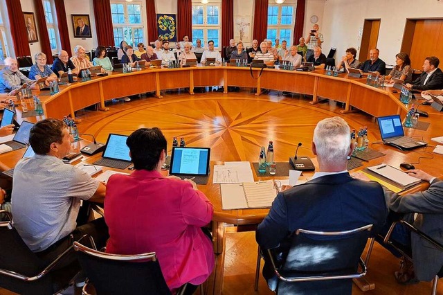 Sitzung im Brgersaal des Rathauses: I... Im Vordergrund: die Verwaltungsspitze  | Foto: Dirk Sattelberger